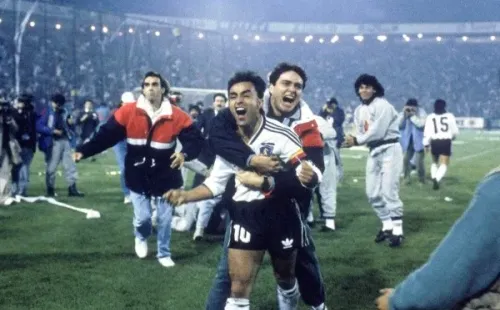 Marcelo Oyarzún abraza a Jaime Pizarro en el festejo de la Copa Libertadores 1991 (Archivo)