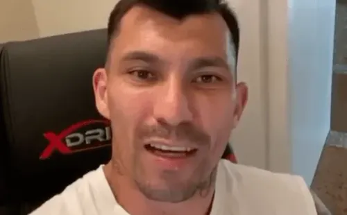 Saludo de Gary Medel a Chuy Suazo