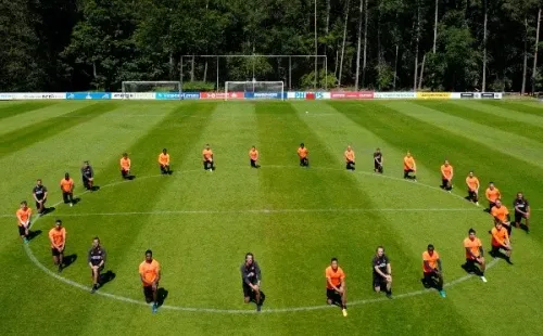 El PSV se manifiesta en contra del racismo antes de comenzar una práctica (Getty Images)