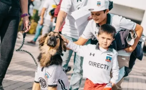 Capitán compartiendo con los hinchas de Colo Colo en el Monumental. Foto: Guille Salazar.