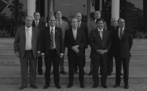 Andrés Parra como Sergio Jadue para la foto de los dirigentes de la Conmebol, en la serie de Amazon Prime Video “El Presidente”.