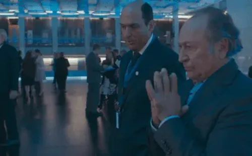 Sergio Jadue (Andrés Parra) conversa con Joseph Blatter en “El Presidente”.