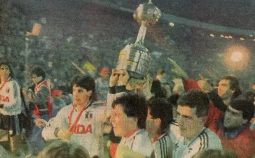 Los albos dieron la vuelta olímpica ante un repleto Estadio Monumental y marcaron la historia como el primer club chileno en levantar la Copa Libertadores. Foto: Archivo
