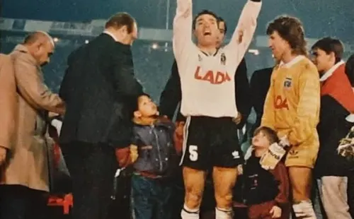 Eduardo Vilches, el tapón, exhibe la medalla. Foto: @museofuerzaydestreza