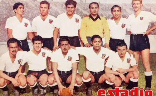Misael Escuti aparece con camiseta amarilla y pantalones oscuros en una formación de 1952 (Revista Estadio)
