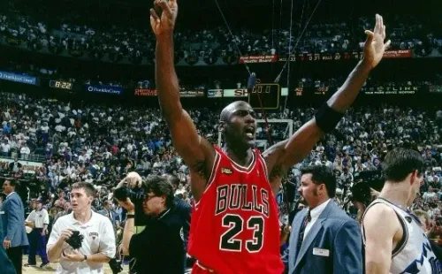 Michael Jordan dejó la postura neutral que lo caracterizaba y comenzó a sacar la voz y a realizar donaciones en favor del pueblo afroamericano