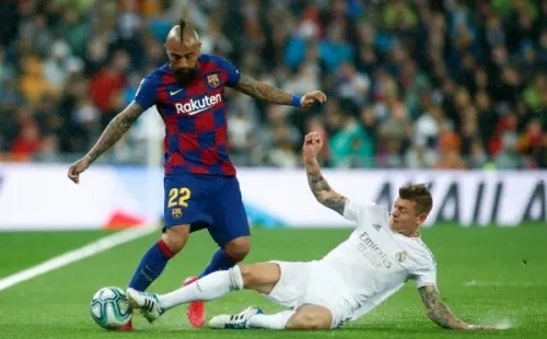 Kroos va al piso para intentar robarle el balón a Arturo Vidal (Getty Images)