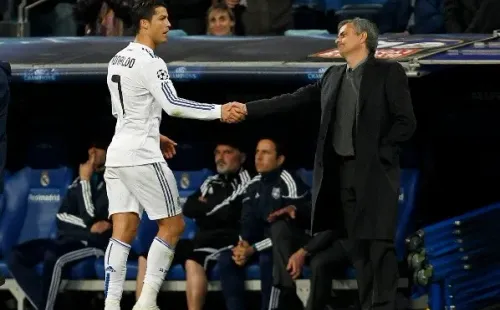 Ronaldo saluda a Mourinho después de un cambio (Getty Images)