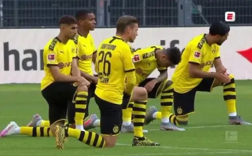 El homenaje para George Floyd en el Dortmund-Hertha.