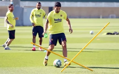 Luis Suárez entrena junto al resto de sus compañeros del Barcelona.