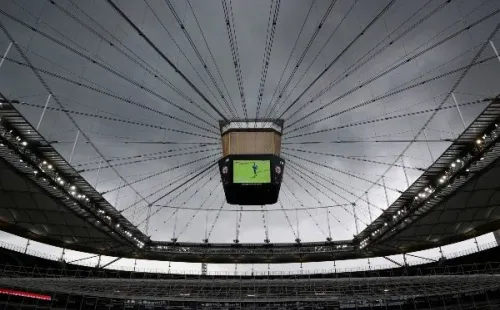 La vista inconfundible delCommerzbank-Arena, estadio del Frankfurt y que ha tenido que sortear los partidos sin sus hinchas en los asientos. (Foto: Getty)