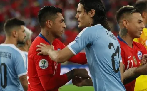 Gonzalo Jara se saluda con Edinson Cavani en la última Copa América (Agencia Uno)
