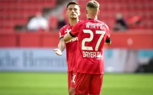 Florian Wirtz celebra su primer gol en la Bundesliga con Charles Aránguiz.