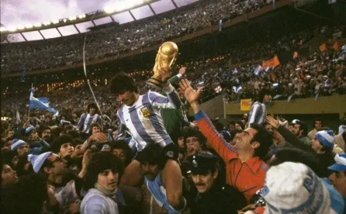 Esa noche en el Monumental de Buenos Aires, Argentina conquistaría su primer título mundial, al mismo tiempo en que se vivía una dictadura al otro lado de la cordillera. (Foto: Getty)