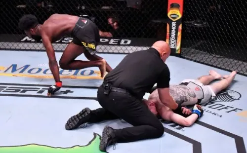 Tras la sumisión de Aljamain Sterling, Cory Sandhagen se durmió. Eso sí, una vez de pie se saludaron y hasta le deseó ganar el título. Foto: Getty Images.