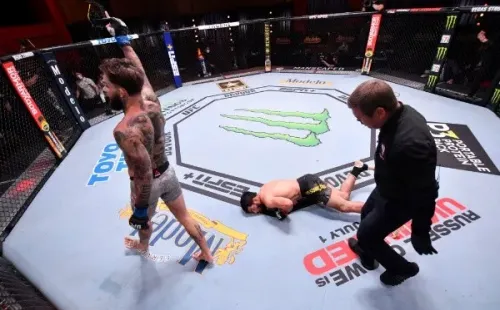 Cody Garbrandt noqueó de manera increíble a Raphael Assuncao, quien ni siquiera se podía mantener de pie tras el cruzado que recibió. Foto: Getty Images