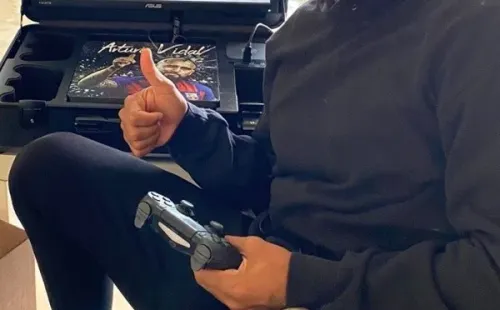 Vidal con su consola portátil