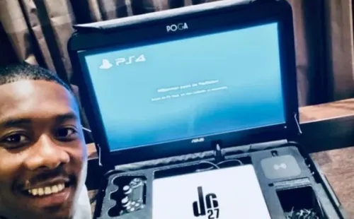 Alaba con su consola portátil