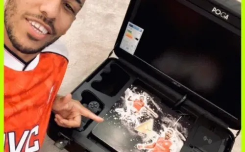 Aubameyang y su PS4 personalizada