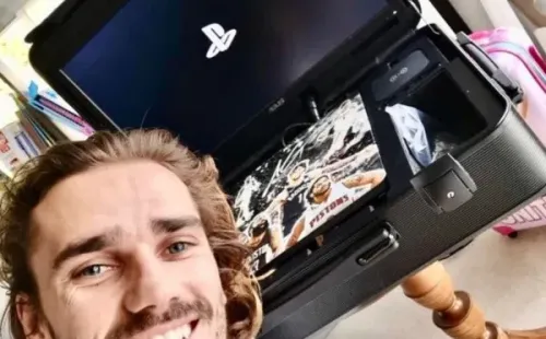 Griezmann con su PS4 portátil