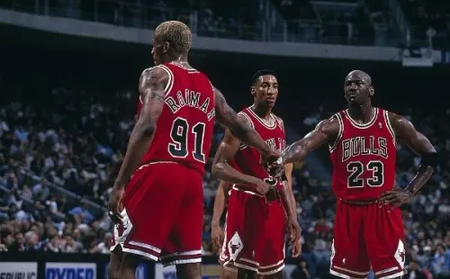 Dennis Rodman fue un compañero clave para que los Chicago Bulls de Michael Jordan y Scottie Pippen consiguieran el histórico tricampeonato del 96′, 97′ y 98′. Foto: Getty Images