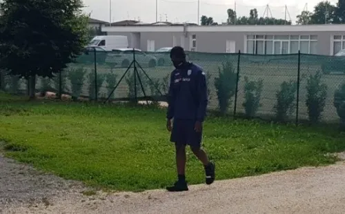 Balotelli vuelve a su auto luego de no poder ingresar al campo de entrenamiento (EFE)