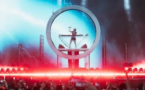 Zedd en medio de una de sus actuaciones en Coachella.