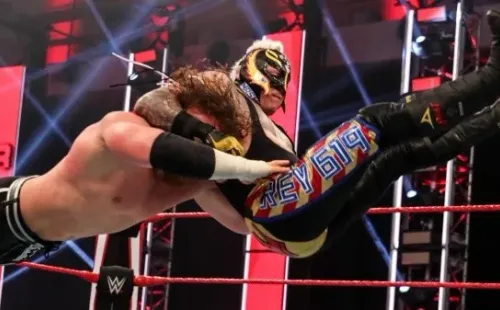 Rey Mysterio espera recibir el alta médica para volver al ring y cobrar venganza por la lesión ocular que le causó Seth Rollins