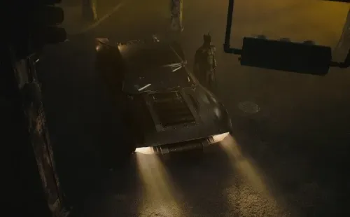 El hombre murciélago y su batimóvil en “The Batman”.