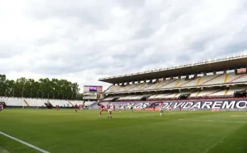 ElCampo de Fútbol de Vallecas, estadio del Rayo Vallecano, lució lienzos dedicados a los hinchas que perdieron la vida por culpa del coronavirus. Foto: Getty Images