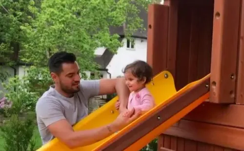Sergio Romero, portero suplente del Manchester United, recibió la orden de desmontar la atracción infantil, pero él y sus esposa apelaron al mandato
