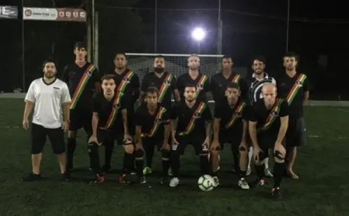 Segunda indumentaria de Colo Colo Raíz