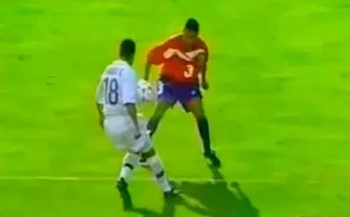 El centro de Roberto Baggio se estrella en la mano de Ronald Fuentes. ¿Penal o no?