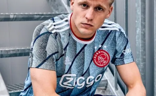 El elenco de Amsterdam es conocido por la sobriedad de su diseños a la hora de crear sus casaquillas, mesura que fue dejada de lado para el boceto de la segunda playera que utilizará el equipo en la temporada 2020/2021.