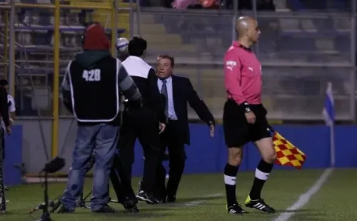 La personalidad y pasión de Clavito Godoy ha hecho que varios árbitros tengan que calmarlo durante los partidos. Foto: Agencia Uno