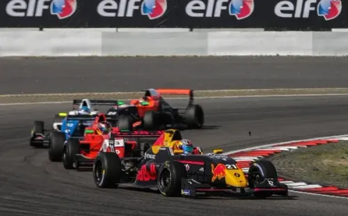 Benja Hites, que este año competirá en el GT Challenge de Europa,hará dupla con Nicolás Pino, piloto de la F4 británica