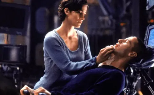 Carrie-Anne Moss y Keanu Reeves, como “Trinity” y “Neo”, en “The Matrix”.