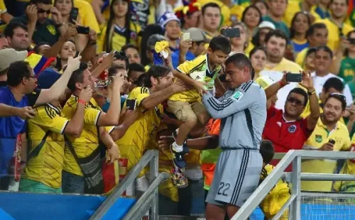 Mondragón con su hijo luego del duelo Colombia-Japón en el Mundial Brasil 2014 (Getty Images