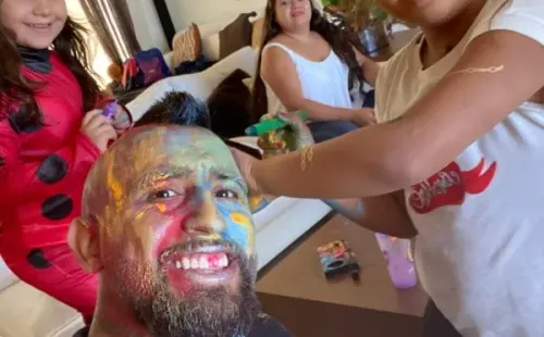 Los pequeños hicieron de las suyas con la cara del Rey Arturo