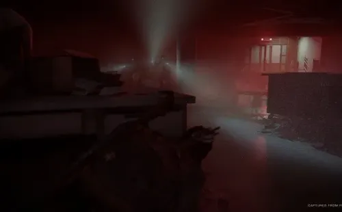 Ellie en un cuarto oscuro y con esporas