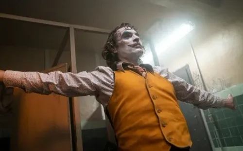El inolvidable baile en el baño de Arthur Fleck (Joaquin Phoenix), en “Joker”.