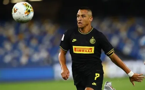 Alexis no pierde de vista el balón (Getty Images)