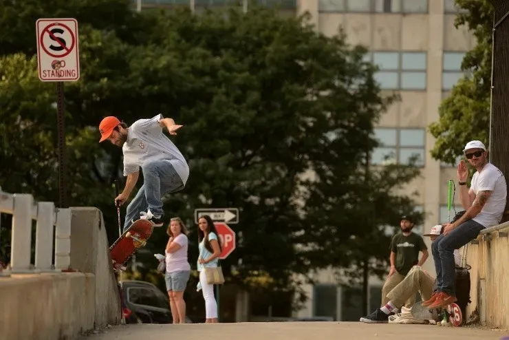 Dan Mancina demostrando sus habilidades en las calles de Detroit.