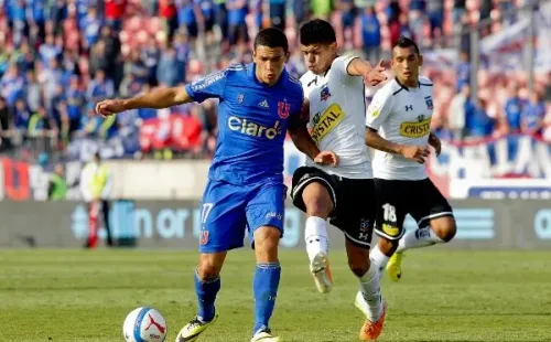 Isaac Díaz ante Esteban Pavéz en un superclásico de 2014 (Agencia Uno)