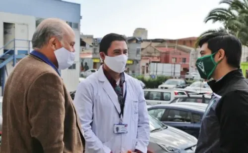 El presidente de Santiago Wanderers acudió personalmente para hacer la donación (Santiago Wanderers)