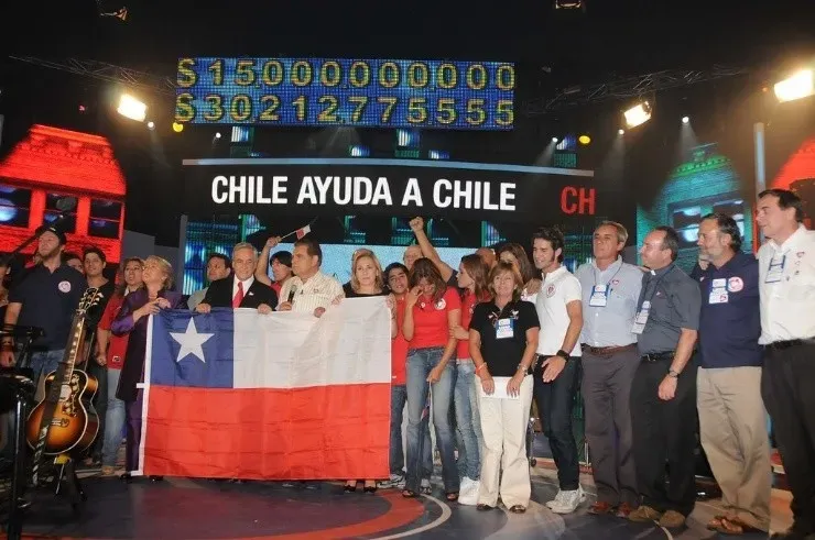 El posterior “Chile ayuda a Chile” se realizó en 2010, el 5 y 6 de marzo, en ayuda de los afectados por el terremoto y maremoto que afectó a la zona centro-sur del país el 27 de febrero de aquel año, doblando la meta inicial de 15 mil millones de pesos. Además, contó con la visita y ayuda del entonces DT de la Selección Chilena, Marcelo Bielsa.