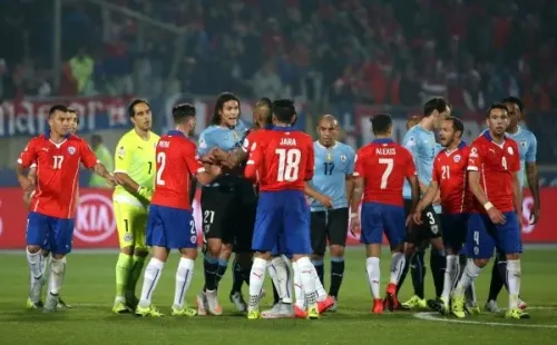 El momento más polémico de la noche. Edinson Cavani fue expulsado tras agredir a Gonzalo Jara, claro que luego se sabría del polémico gesto que le hizo el defensor chileno al actual delantero del PSG. (Foto: Getty)