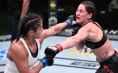 Cynthia Calvillo hizo sufrir tanto en la lucha de pie como en el piso a Jessica Eye. Foto: Getty Images