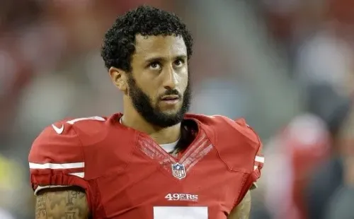 Colin Kaepernick dio inicio en 2016 a la protesta durante el himno de Estados Unidos hincándose en una rodilla, manifestación que Donald Trump no está dispuesto a aceptar