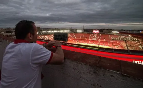 Los partidos de La Liga, por medidas sanitarias, son sin público. Claro que los hinchas se las arreglaron para ver el duelo anterior del Sevilla como lo demuestra este fanático desde un balcón. (Foto: Getty)